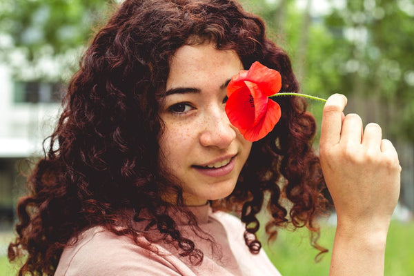 10 Gründe, warum Locken und Afrohaare ständig trocken sind