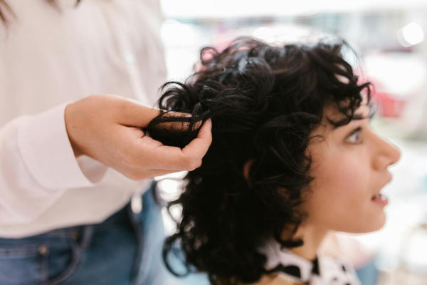 Locken richtig schneiden: Der perfekte Haarschnitt für definierte, gesunde Locken
