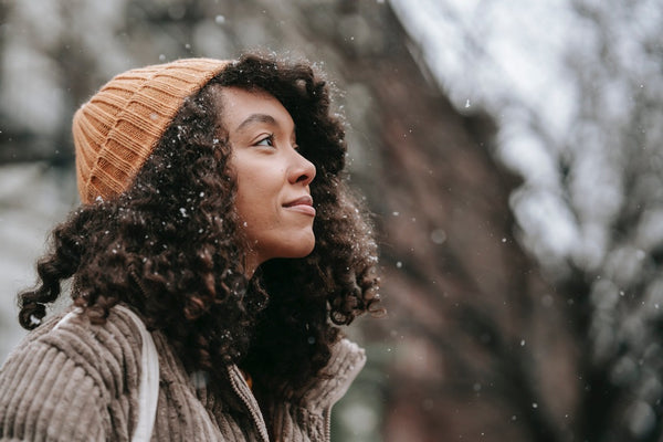 Locken und Afrohaare im Winter richtig pflegen