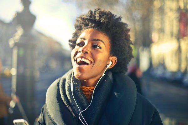 Afro Haare richtig pflegen für Anfänger und Fortgeschrittene